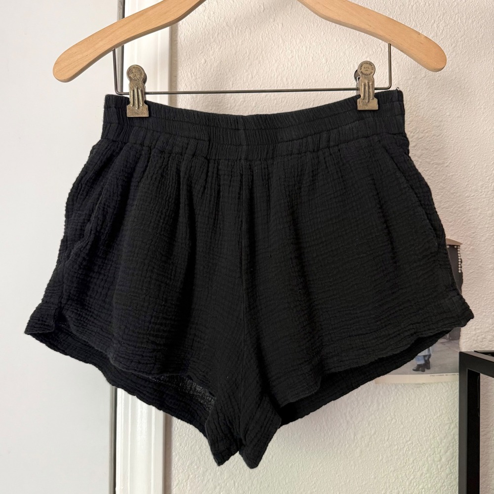 THE HANDLOOM Los Angeles black cotton gauze high rise pull on shorts